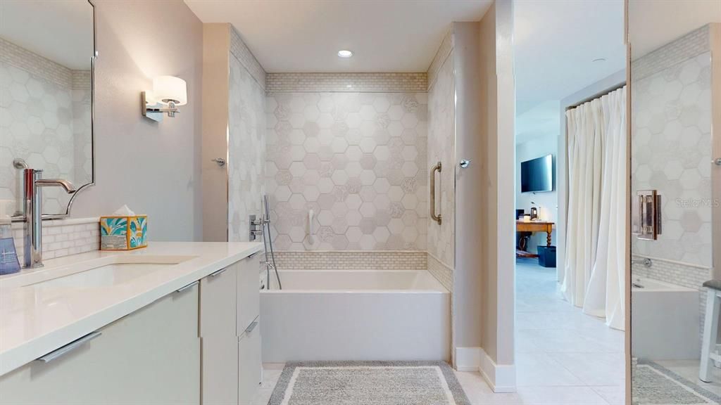 Active With Contract: $1,100,000 (2 beds, 2 baths, 1930 Square Feet)