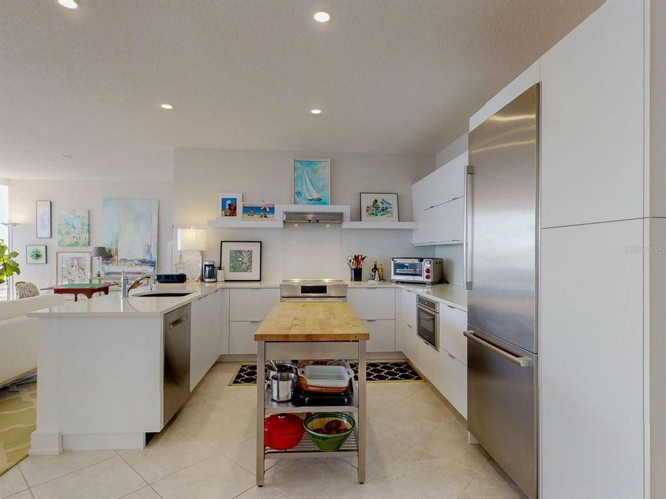 Active With Contract: $1,100,000 (2 beds, 2 baths, 1930 Square Feet)