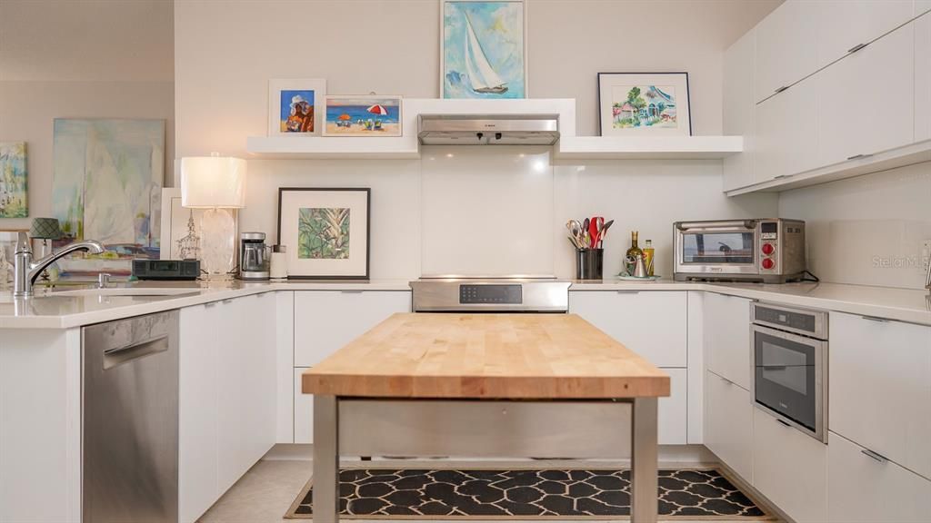 Active With Contract: $1,100,000 (2 beds, 2 baths, 1930 Square Feet)