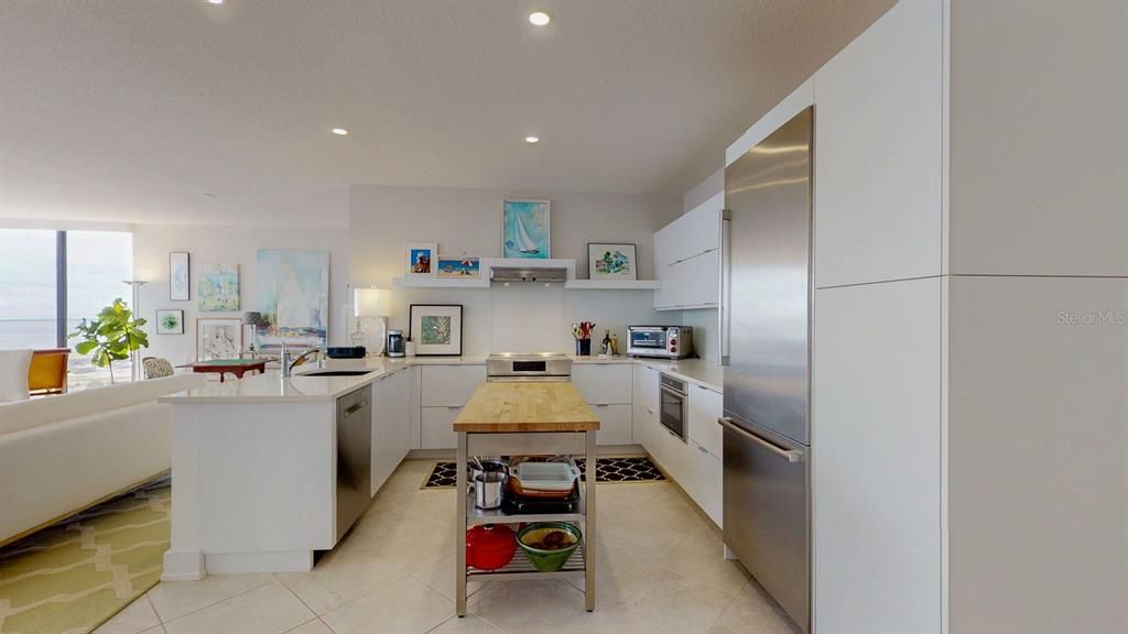 Active With Contract: $1,100,000 (2 beds, 2 baths, 1930 Square Feet)