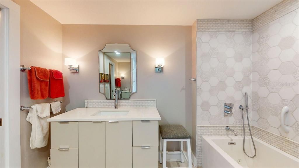 Active With Contract: $1,100,000 (2 beds, 2 baths, 1930 Square Feet)