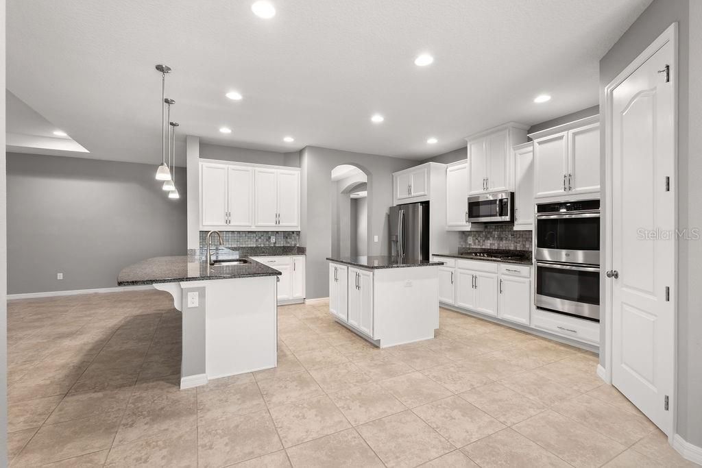 合同活跃: $615,000 (4 贝兹, 3 浴室, 2816 平方英尺)