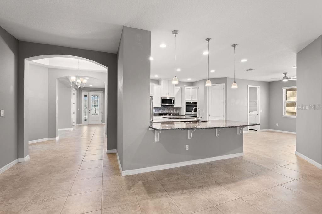 合同活跃: $615,000 (4 贝兹, 3 浴室, 2816 平方英尺)