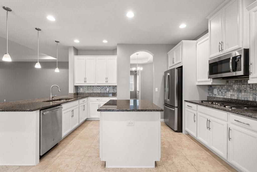 合同活跃: $615,000 (4 贝兹, 3 浴室, 2816 平方英尺)