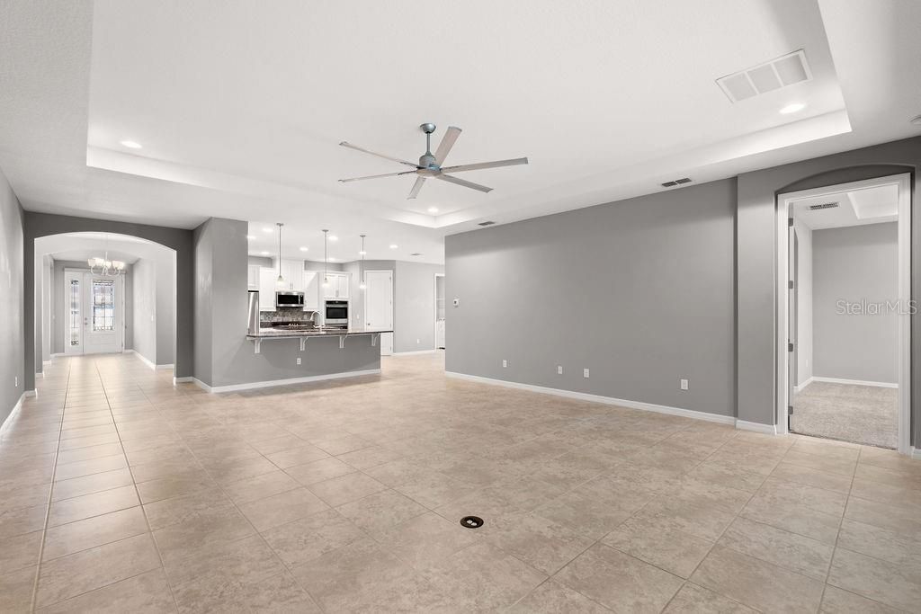 合同活跃: $615,000 (4 贝兹, 3 浴室, 2816 平方英尺)