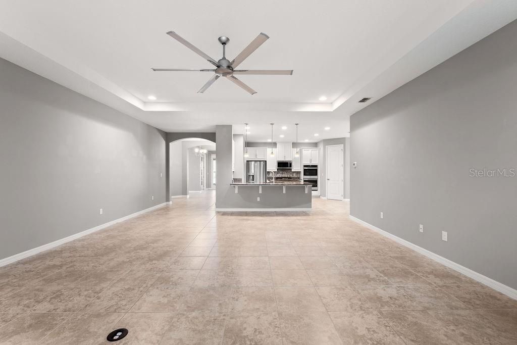 合同活跃: $615,000 (4 贝兹, 3 浴室, 2816 平方英尺)