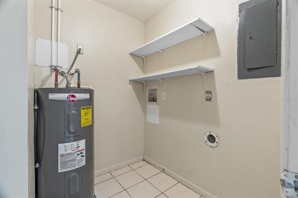 待售: $309,900 (4 贝兹, 0 浴室, 1820 平方英尺)