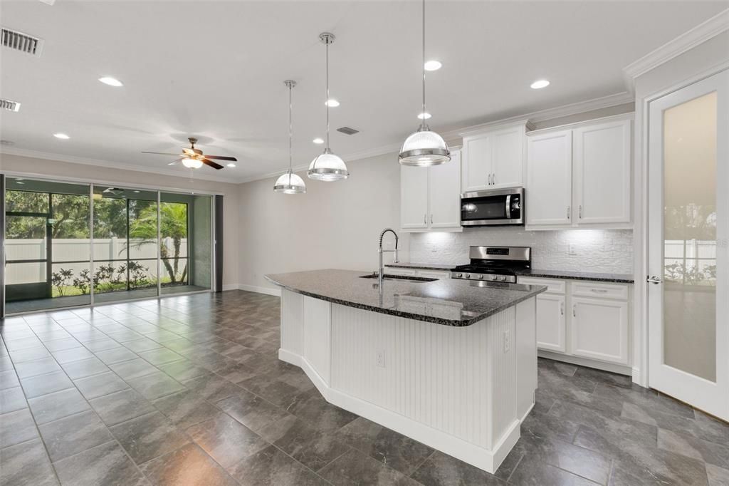 Под контрактом: $448,900 (2 спален, 2 ванн, 1677 Квадратных фут)