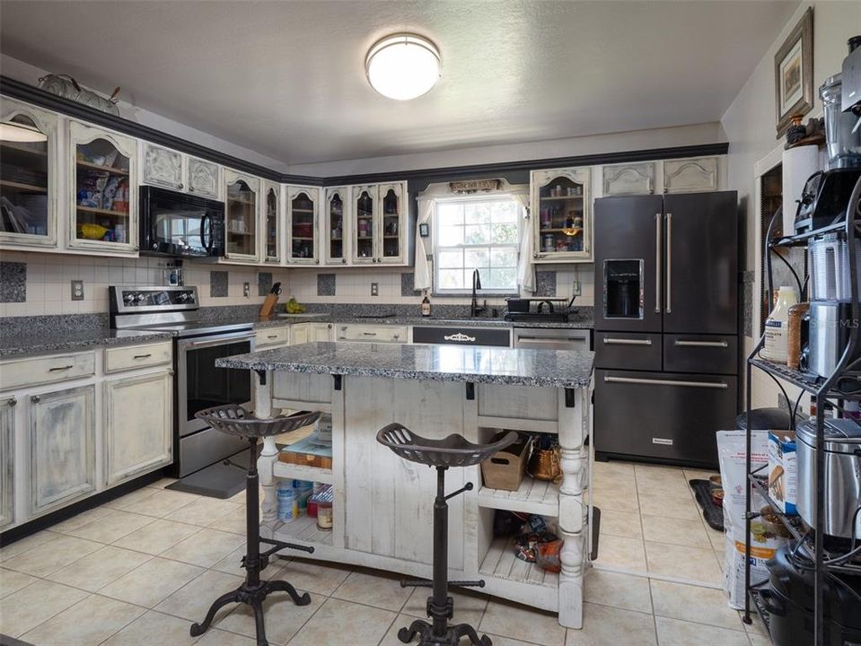 For Sale: $1,260,000 (2 beds, 1 baths, 2412 Square Feet)