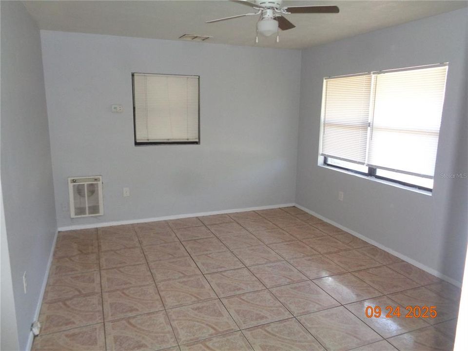 В аренду: $1,595 (3 спален, 1 ванн, 836 Квадратных фут)