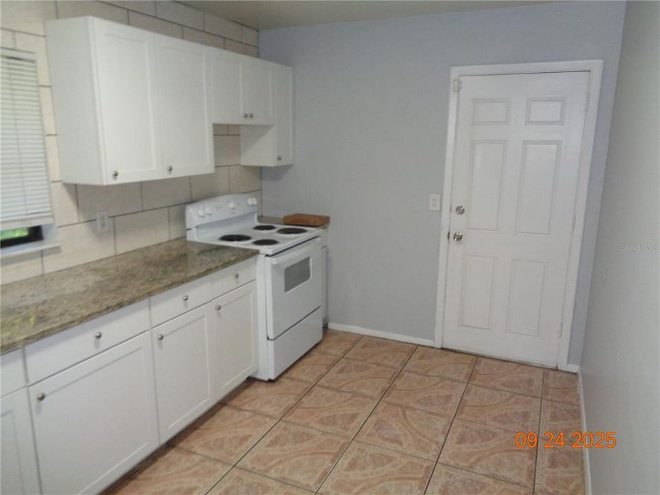 В аренду: $1,595 (3 спален, 1 ванн, 836 Квадратных фут)