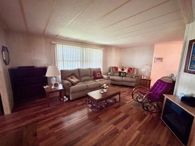 待售: $109,000 (2 贝兹, 2 浴室, 1370 平方英尺)