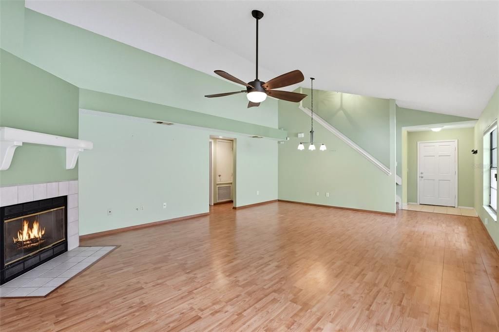 Active With Contract: $369,000 (3 beds, 2 baths, 1643 Square Feet)