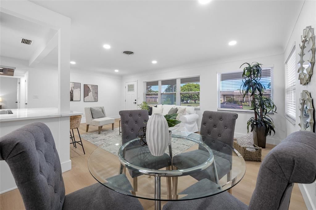 Под контрактом: $549,000 (4 спален, 3 ванн, 1832 Квадратных фут)