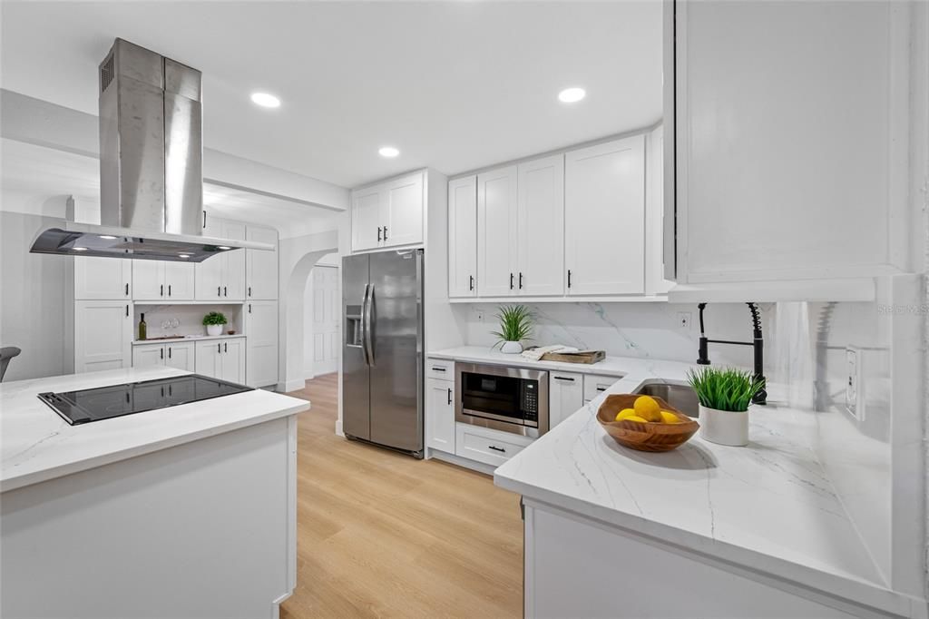 Под контрактом: $549,000 (4 спален, 3 ванн, 1832 Квадратных фут)