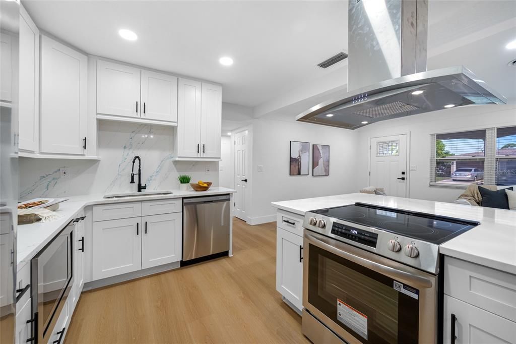 Под контрактом: $549,000 (4 спален, 3 ванн, 1832 Квадратных фут)