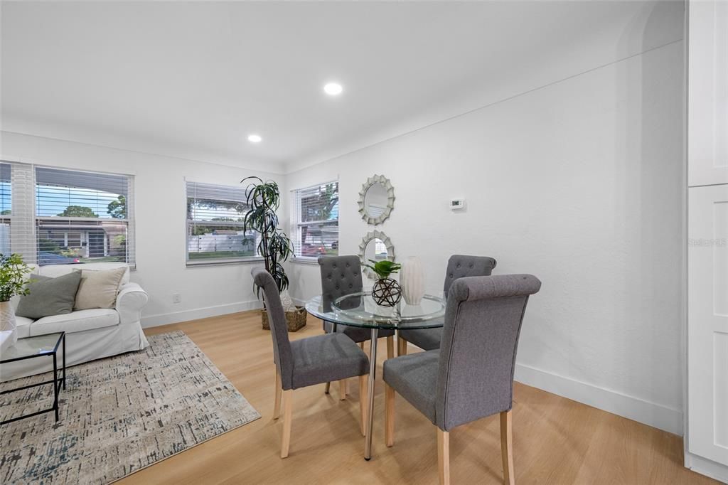 Под контрактом: $549,000 (4 спален, 3 ванн, 1832 Квадратных фут)