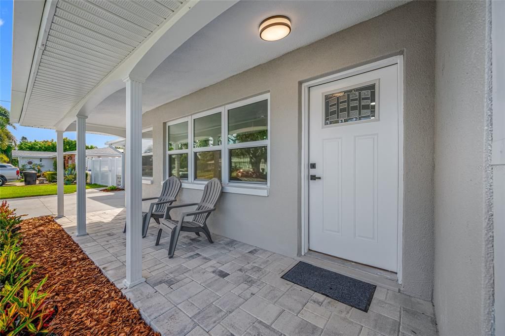 Под контрактом: $549,000 (4 спален, 3 ванн, 1832 Квадратных фут)