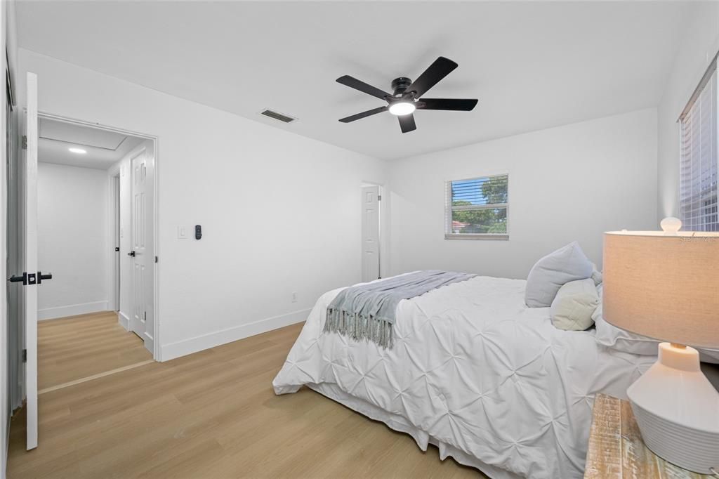 Под контрактом: $549,000 (4 спален, 3 ванн, 1832 Квадратных фут)