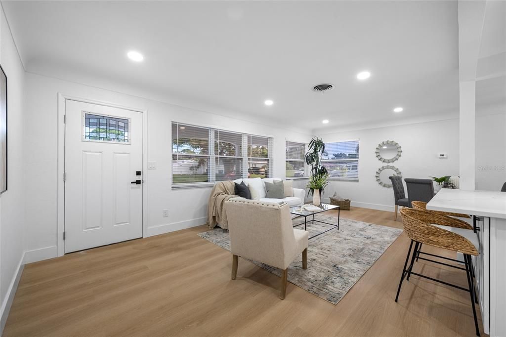 Под контрактом: $549,000 (4 спален, 3 ванн, 1832 Квадратных фут)