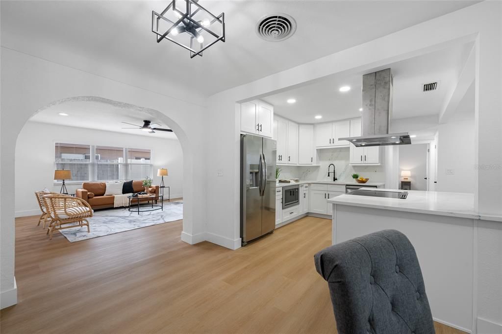 Под контрактом: $549,000 (4 спален, 3 ванн, 1832 Квадратных фут)