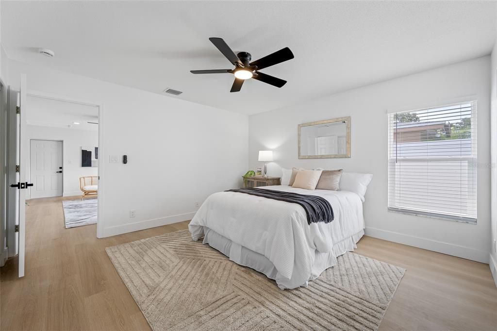 Под контрактом: $549,000 (4 спален, 3 ванн, 1832 Квадратных фут)