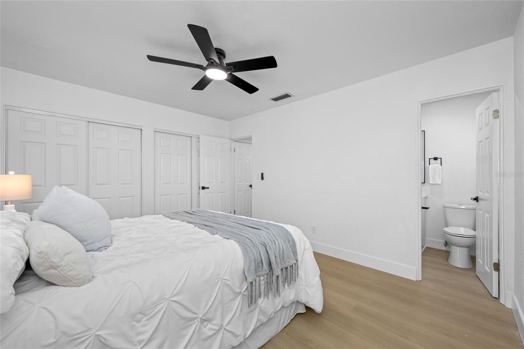 Под контрактом: $549,000 (4 спален, 3 ванн, 1832 Квадратных фут)