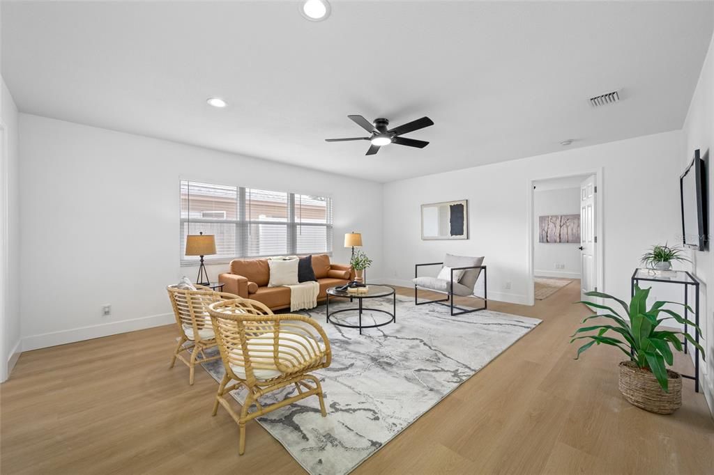 Под контрактом: $549,000 (4 спален, 3 ванн, 1832 Квадратных фут)