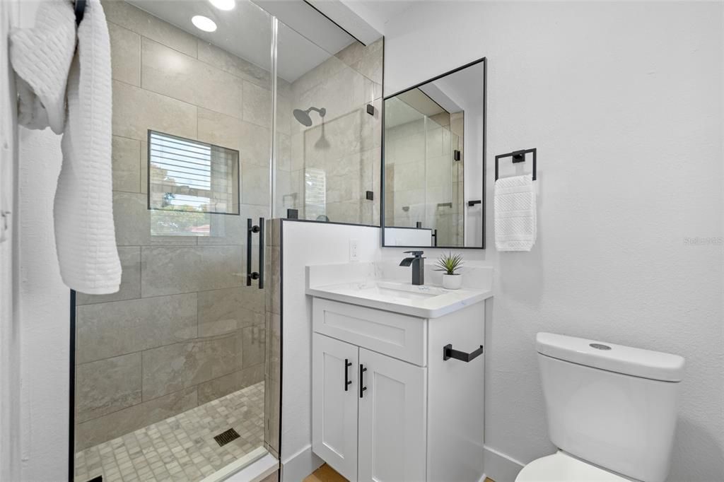 Под контрактом: $549,000 (4 спален, 3 ванн, 1832 Квадратных фут)