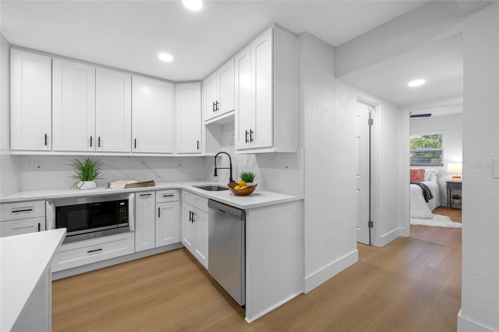 Под контрактом: $549,000 (4 спален, 3 ванн, 1832 Квадратных фут)