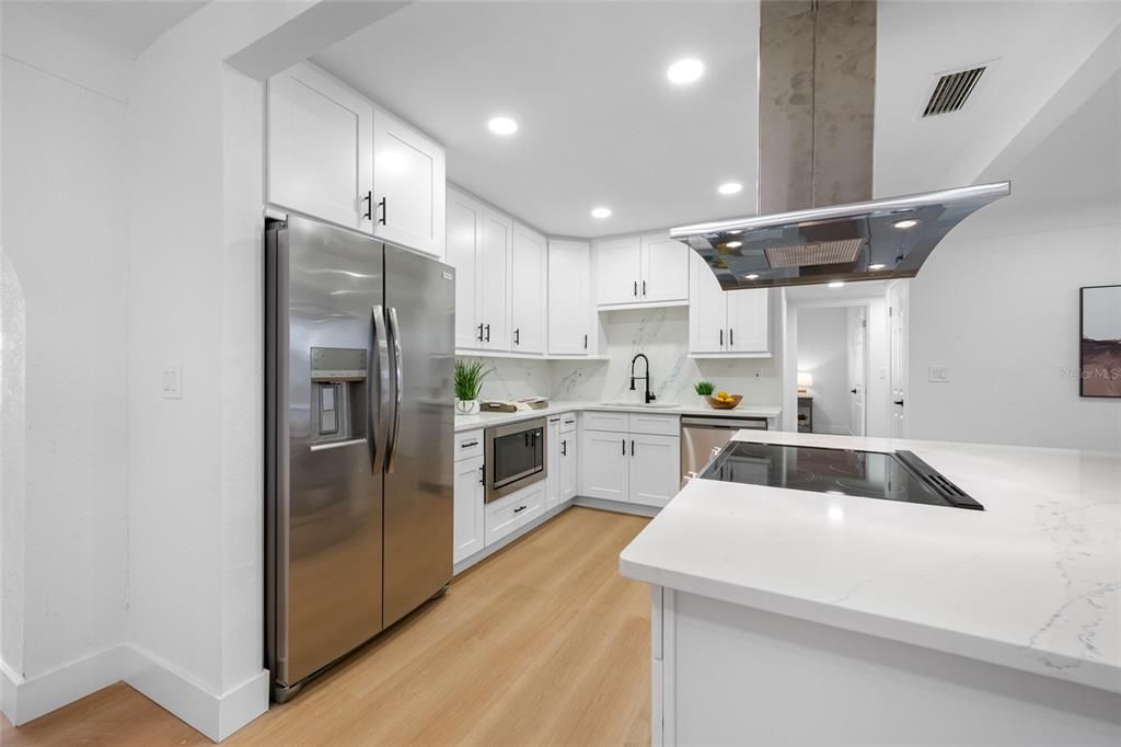 Под контрактом: $549,000 (4 спален, 3 ванн, 1832 Квадратных фут)