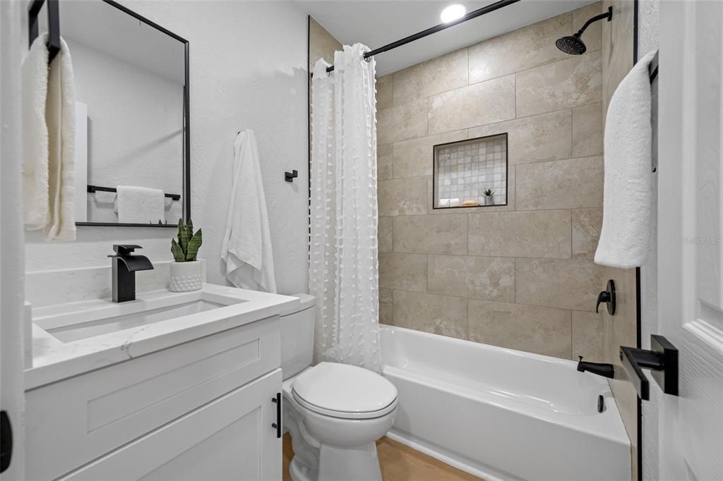 Под контрактом: $549,000 (4 спален, 3 ванн, 1832 Квадратных фут)