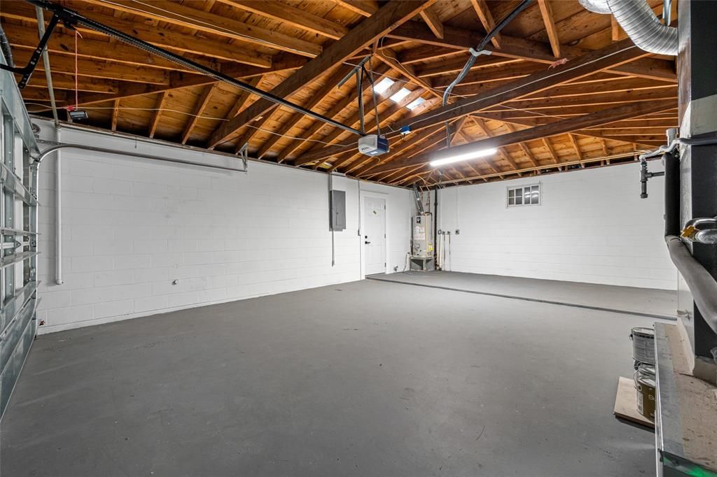 Под контрактом: $549,000 (4 спален, 3 ванн, 1832 Квадратных фут)