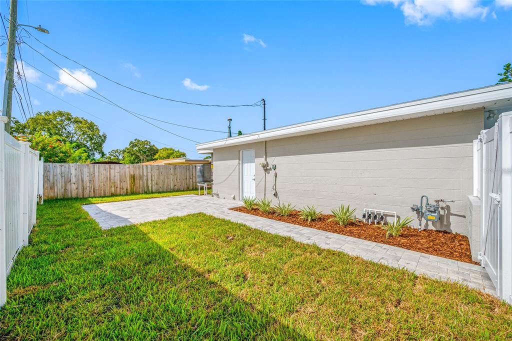 Под контрактом: $549,000 (4 спален, 3 ванн, 1832 Квадратных фут)