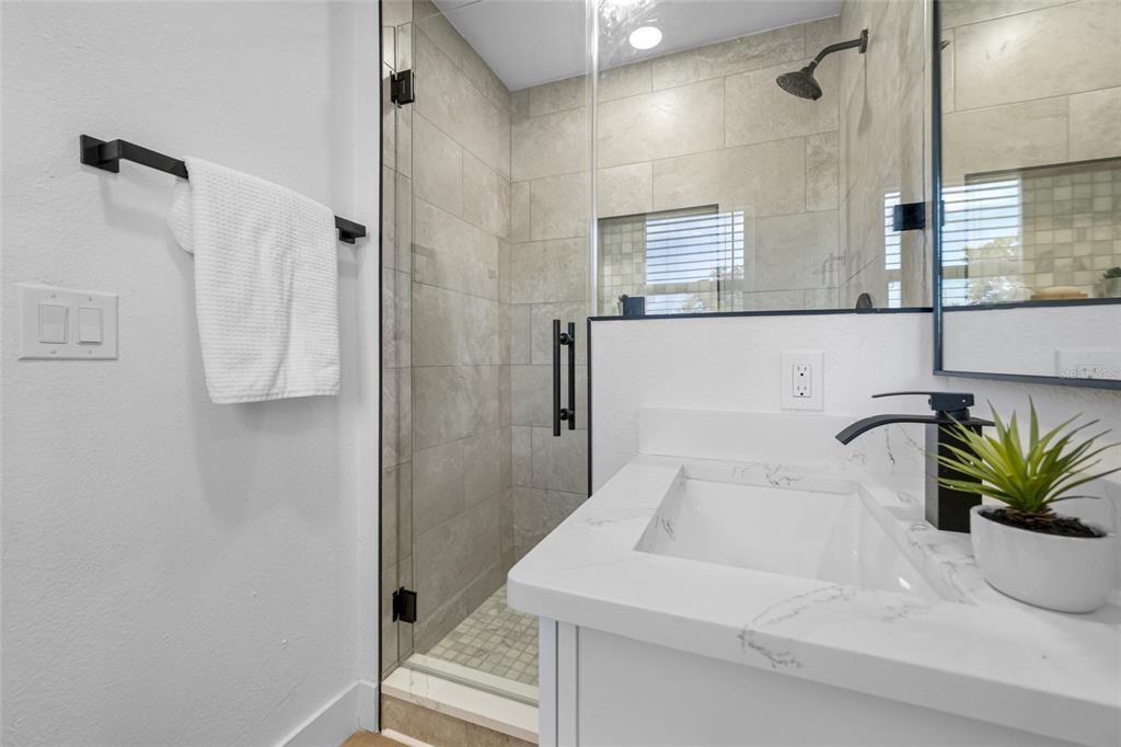 Под контрактом: $549,000 (4 спален, 3 ванн, 1832 Квадратных фут)