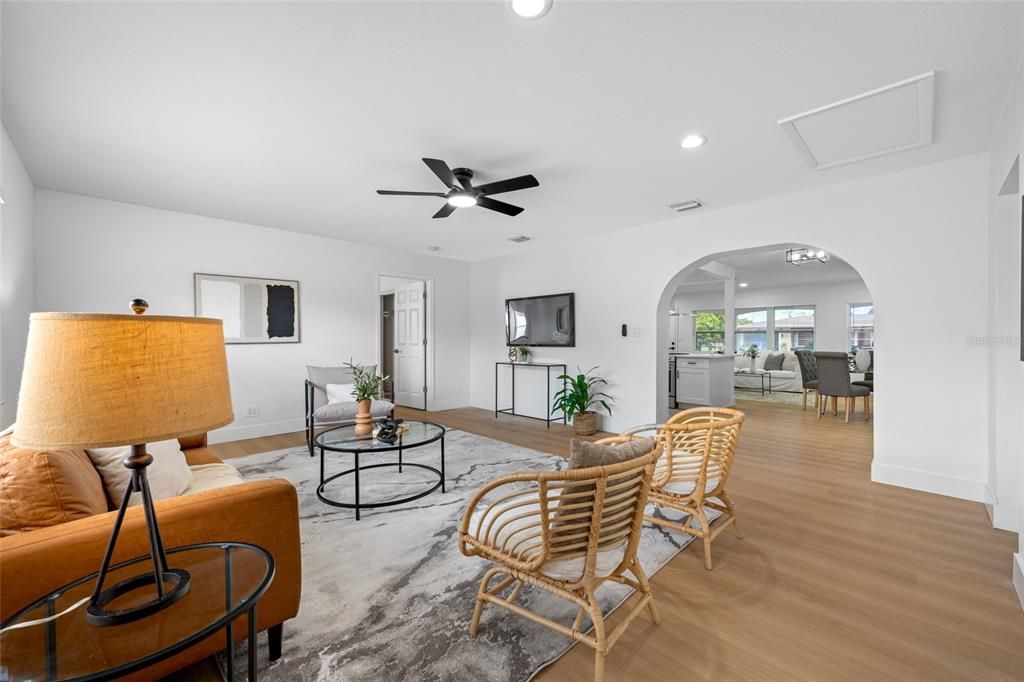 Под контрактом: $549,000 (4 спален, 3 ванн, 1832 Квадратных фут)