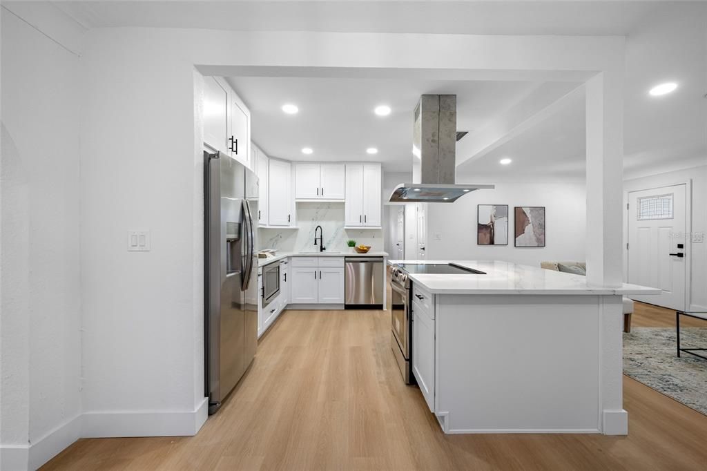 Под контрактом: $549,000 (4 спален, 3 ванн, 1832 Квадратных фут)