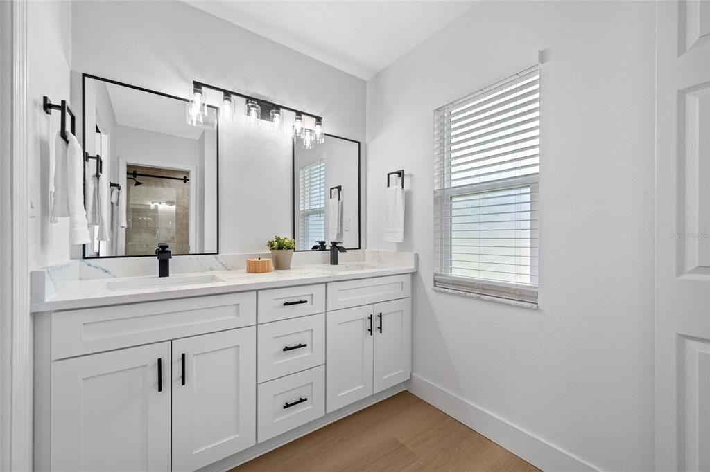 Под контрактом: $549,000 (4 спален, 3 ванн, 1832 Квадратных фут)