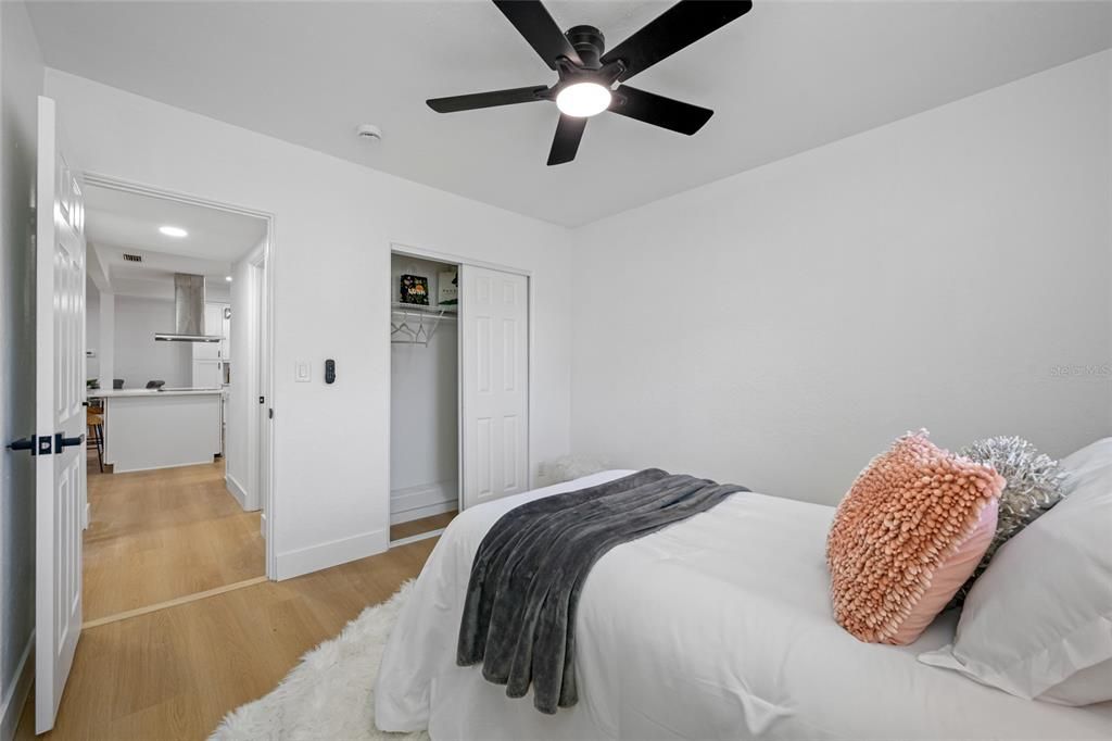 Под контрактом: $549,000 (4 спален, 3 ванн, 1832 Квадратных фут)