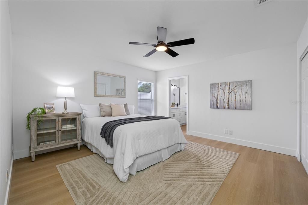 Под контрактом: $549,000 (4 спален, 3 ванн, 1832 Квадратных фут)