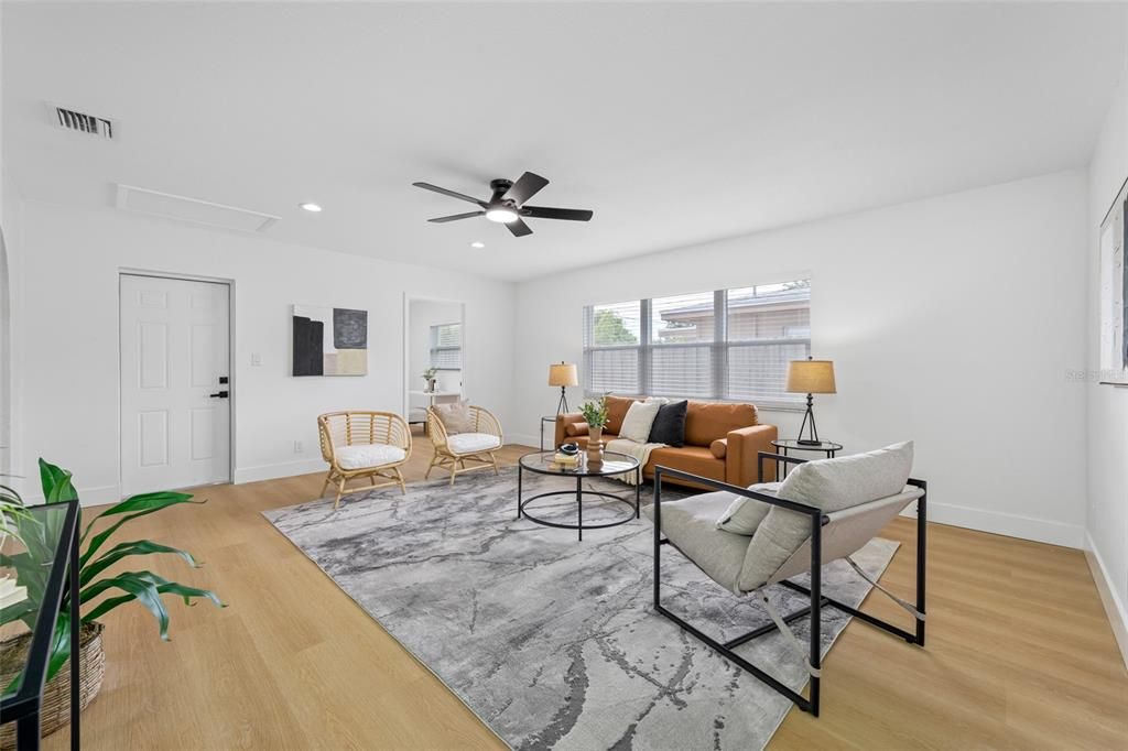 Под контрактом: $549,000 (4 спален, 3 ванн, 1832 Квадратных фут)