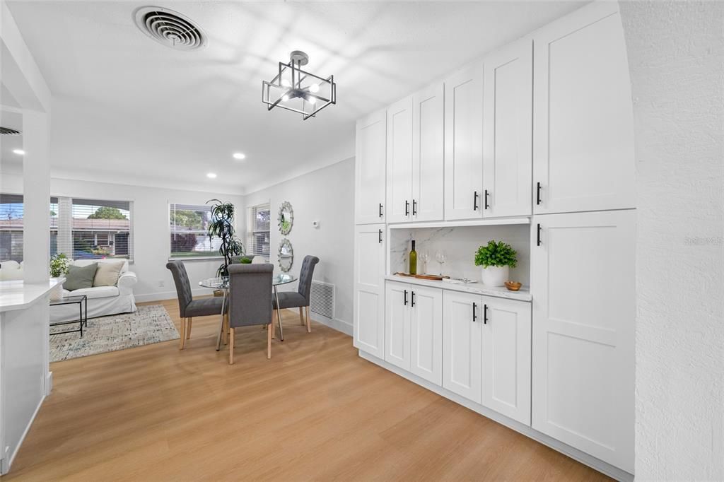 Под контрактом: $549,000 (4 спален, 3 ванн, 1832 Квадратных фут)