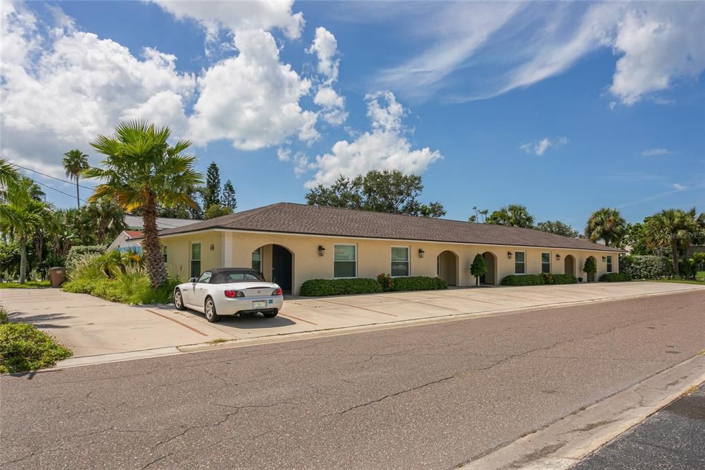 合同活跃: $2,095,000 (10 贝兹, 5 浴室, 3946 平方英尺)