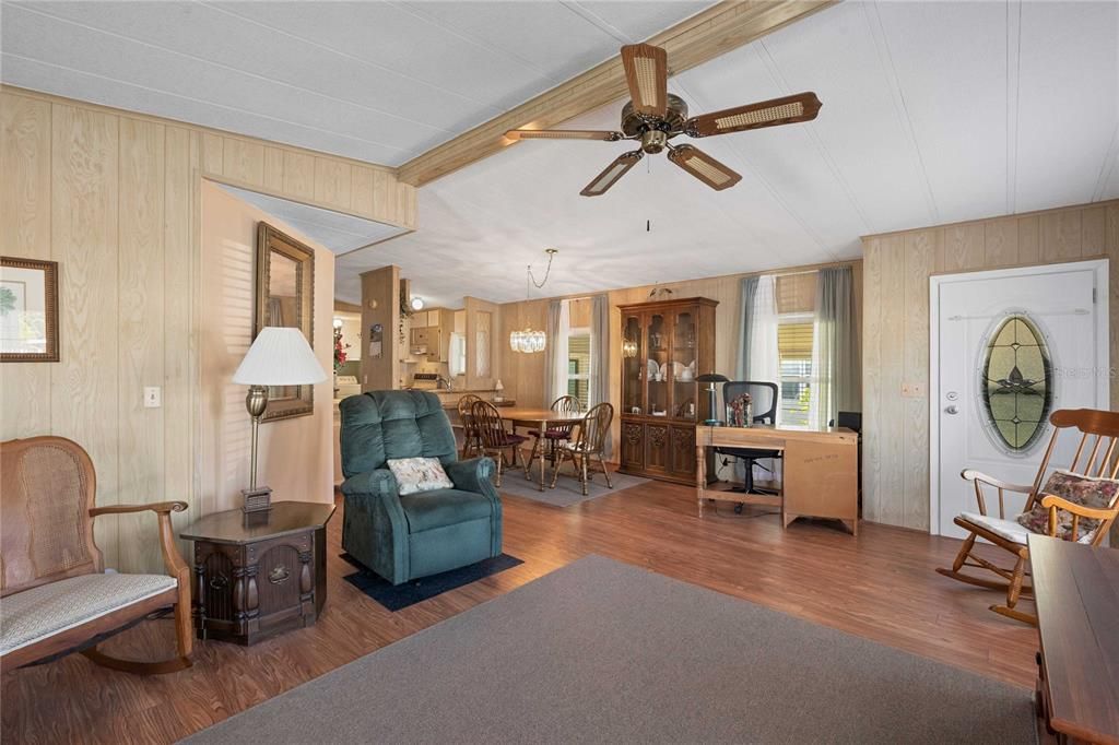 合同活跃: $154,900 (2 贝兹, 2 浴室, 1048 平方英尺)