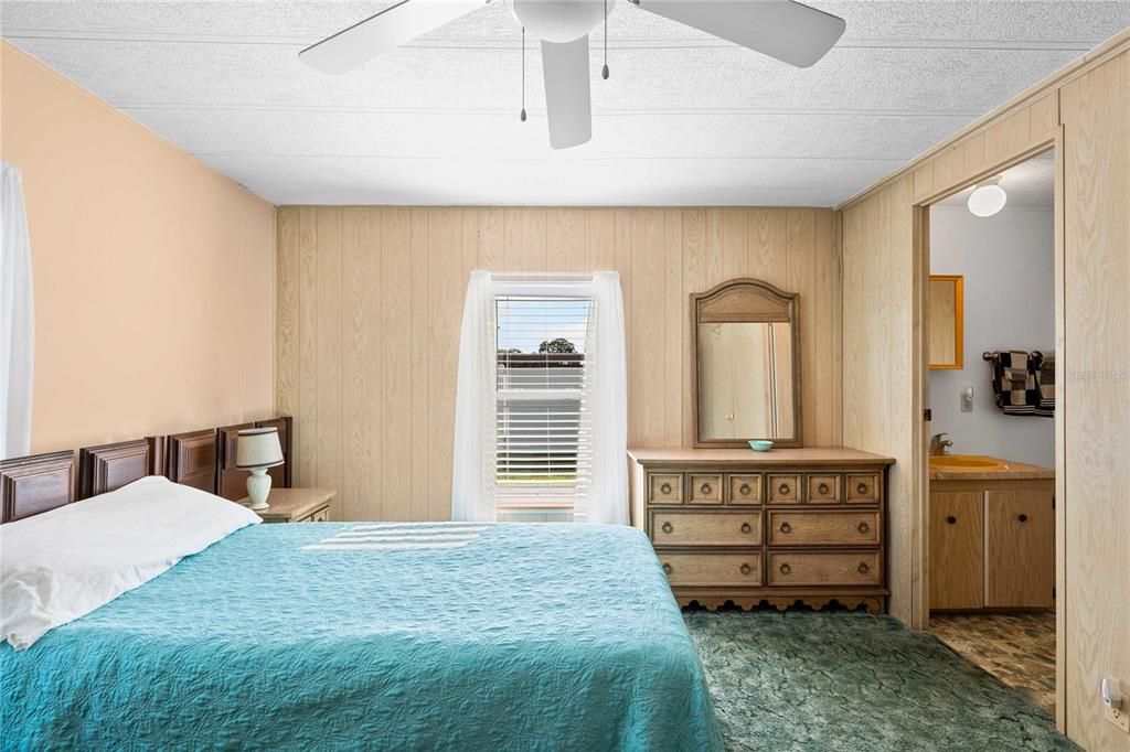 合同活跃: $154,900 (2 贝兹, 2 浴室, 1048 平方英尺)