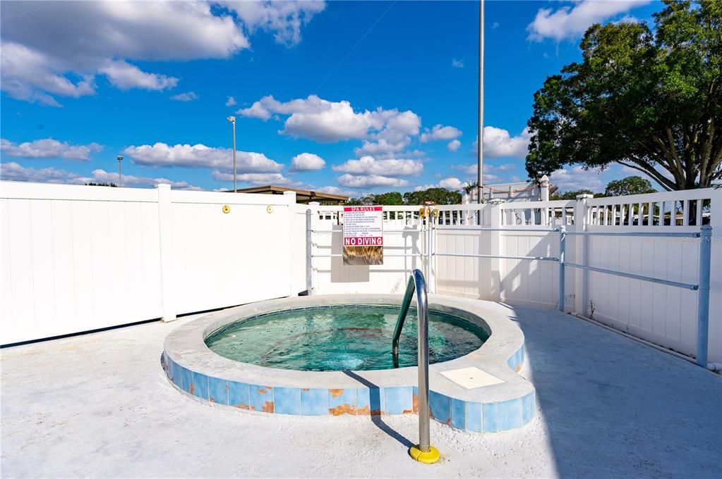 合同活跃: $154,900 (2 贝兹, 2 浴室, 1048 平方英尺)