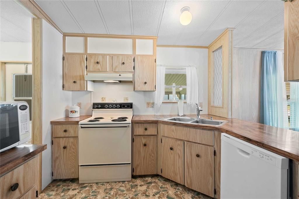 合同活跃: $154,900 (2 贝兹, 2 浴室, 1048 平方英尺)