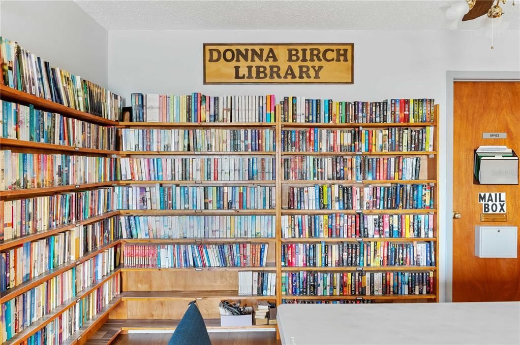 合同活跃: $154,900 (2 贝兹, 2 浴室, 1048 平方英尺)