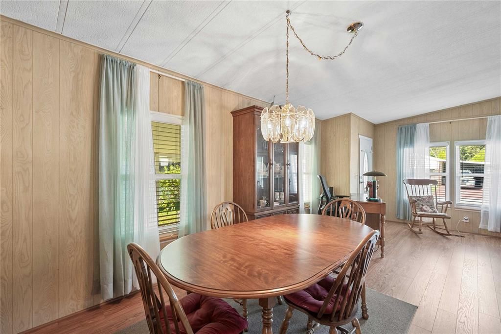 合同活跃: $154,900 (2 贝兹, 2 浴室, 1048 平方英尺)