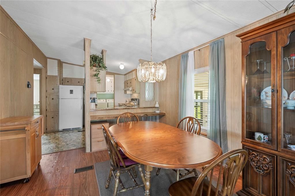 合同活跃: $154,900 (2 贝兹, 2 浴室, 1048 平方英尺)